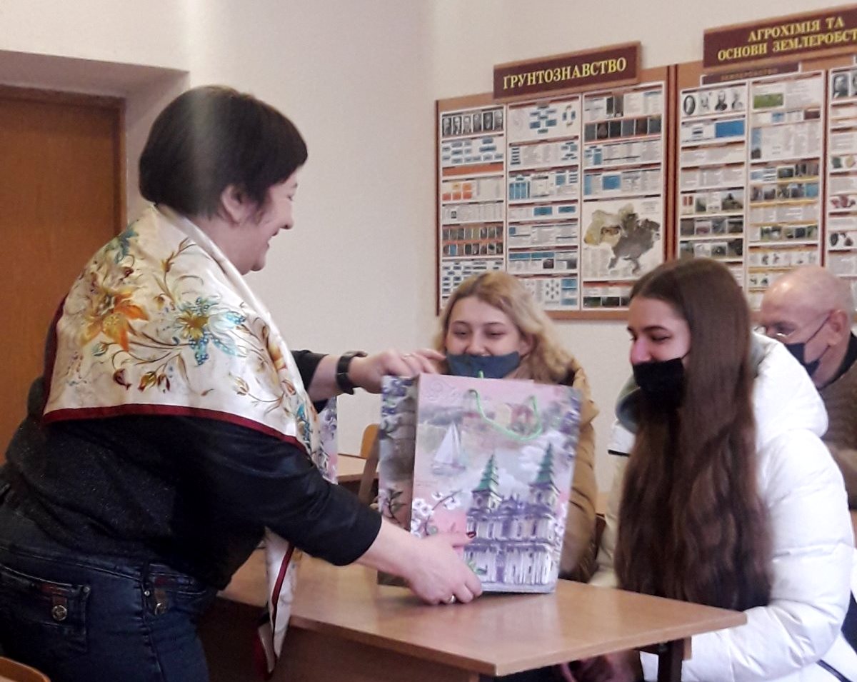 Декан факультету проф. Дробик Н.М. дарує подарунки учасникам Програми, на пам'ять про наш  факультет